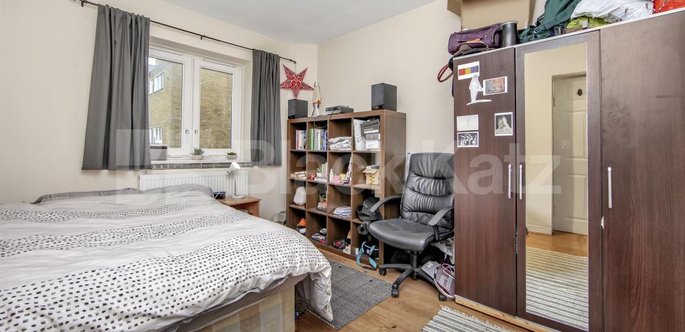 			NEW INSTRUCTION , 4 Bedroom, 1 bath, 1 reception Apartment			 Burbage Close , Borough/London Bridge